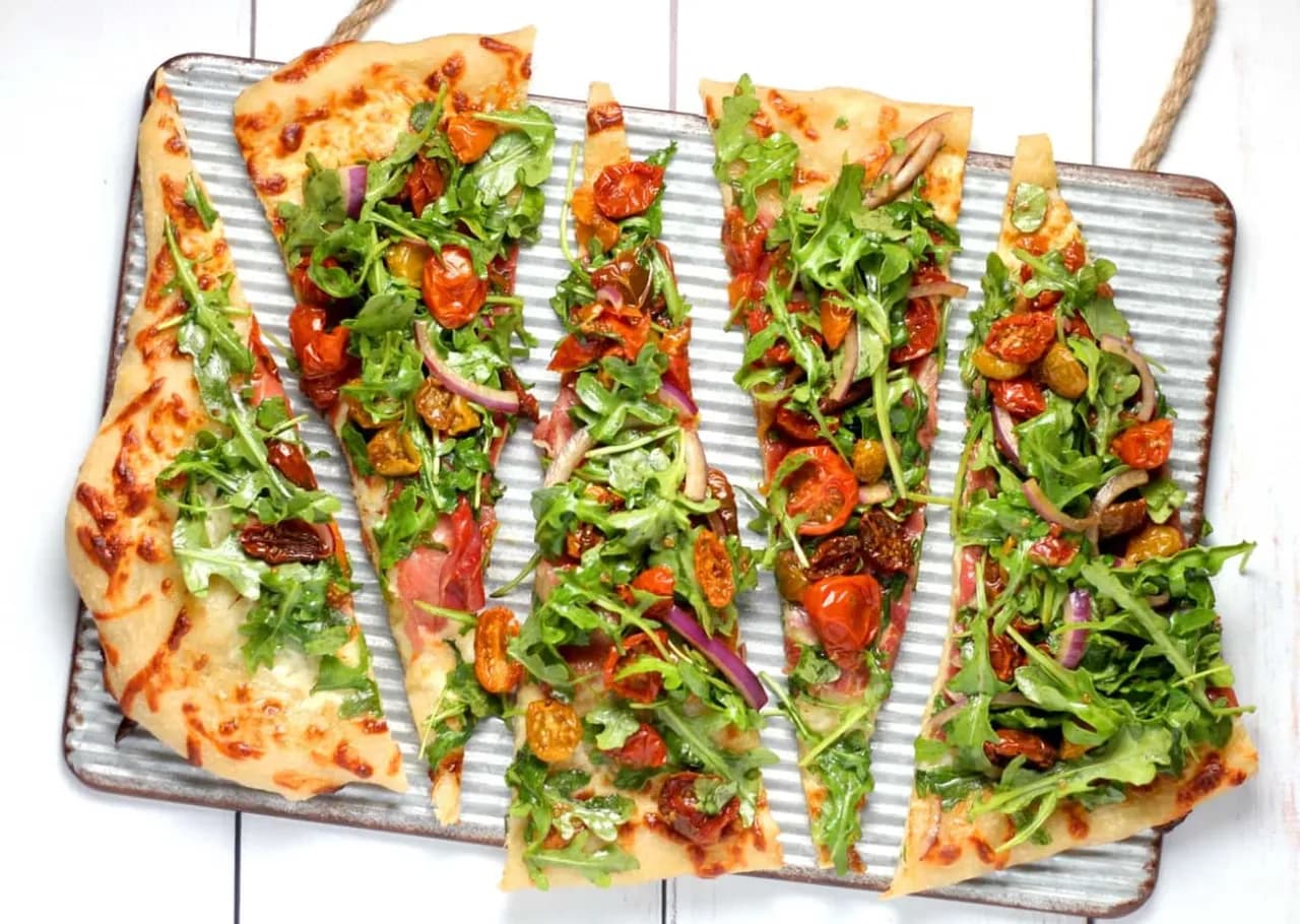 Z czym jest pizza wegetariańska? Odkryj składniki i smaki
