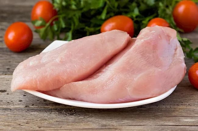 Ile kalorii ma pierś z indyka? Zaskakujące fakty o jej kaloryczności