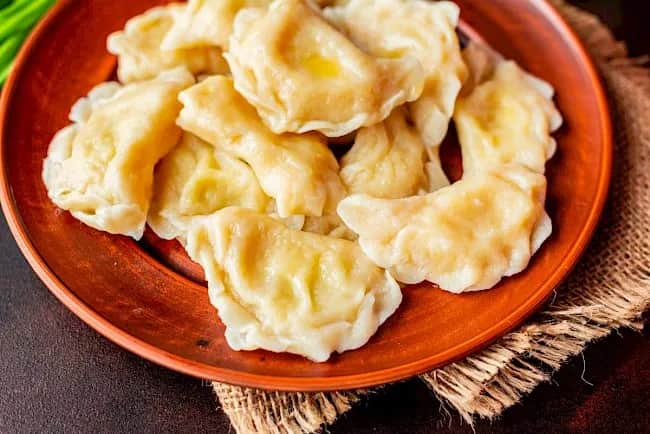 Ile kalorii ma pierogi? Zaskakujące wartości kaloryczne różnych rodzajów